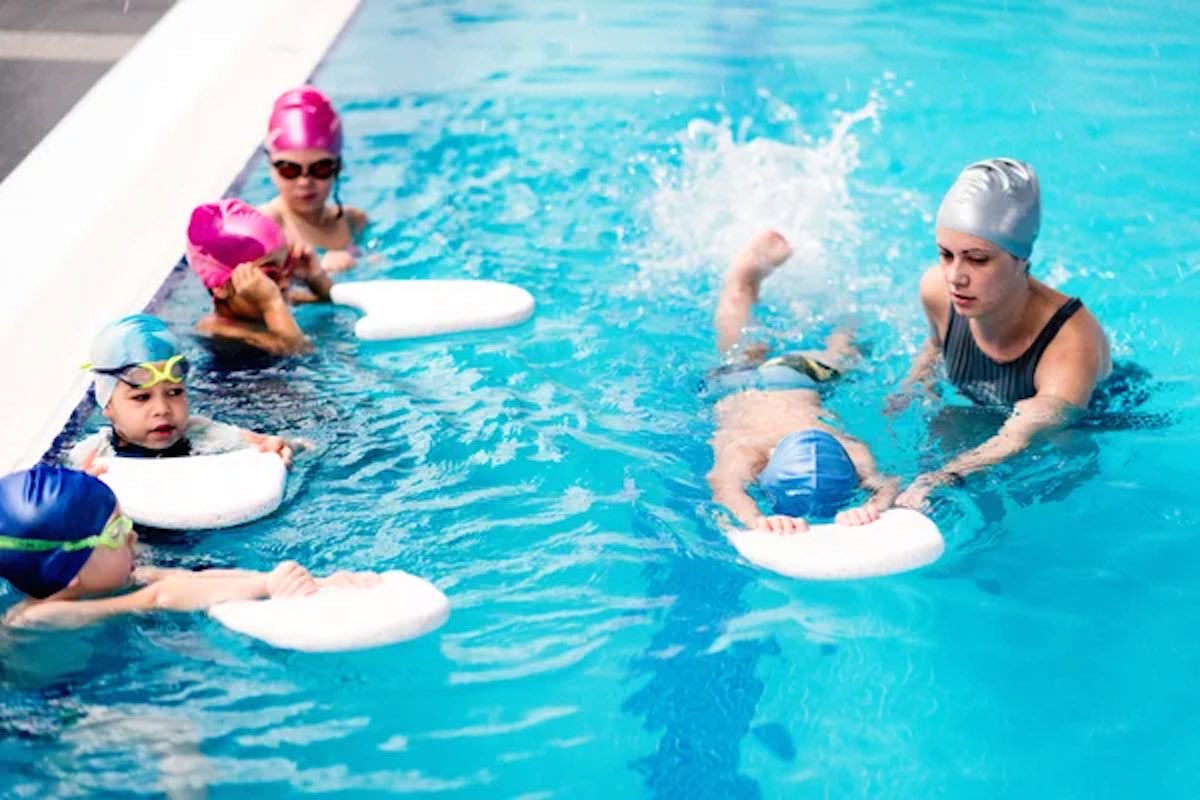 children-in-swimming-class
